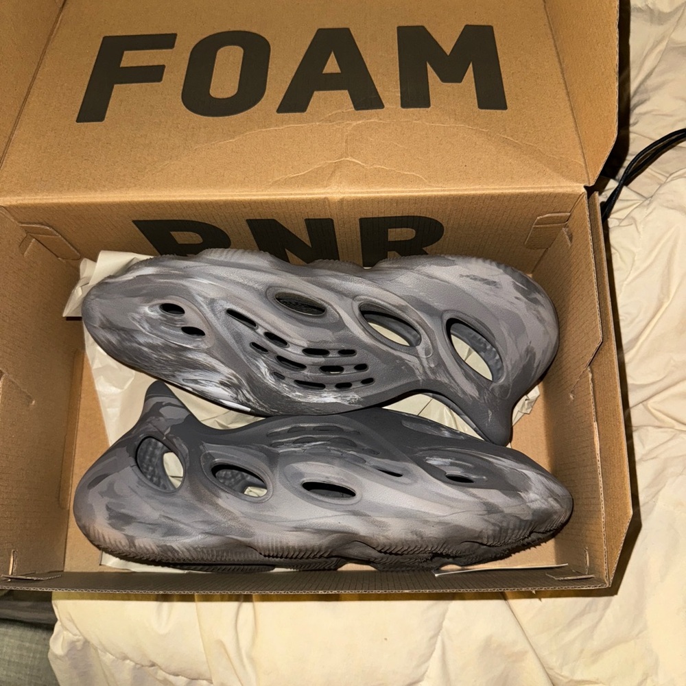 Yzy foam rnr in MX granite in men’s size 9